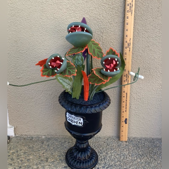 Hyde & Eek 28" Large
Creepy Ghoulish
Garden Halloween
Black Planter Boutique - Picture 4 of 6